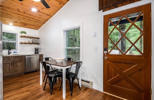 Newland House | Pet Friendly- Romantic Getaway- Hiking galore nearby BRPW & Grandfather Mountain