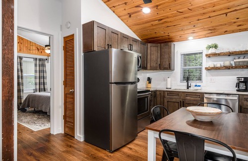 Newland House | Pet Friendly- Romantic Getaway- Hiking galore nearby BRPW & Grandfather Mountain