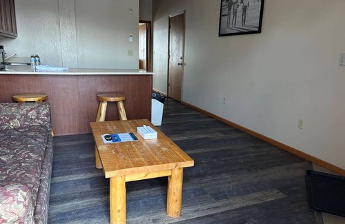 Iron Mountain House | Pet-Friendly Room with Indoor Swimming Pool - Ideal for Adventure Seekers