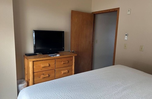 Iron Mountain House | Pet-Friendly Room with Indoor Swimming Pool - Ideal for Adventure Seekers