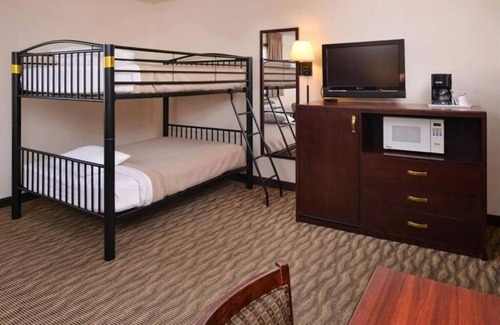 Atlantic Hotel | Pet-Friendly Room w/Complimentary Breakfast Near Iowa Western Community College