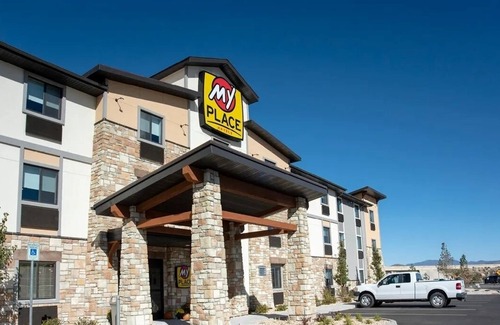 Carson City Hotel | Pet-Friendly Room w/Kitchen Facilities Near Nevada State Museum