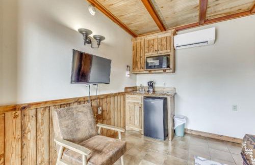 Ruidoso Apartment | Pet-Friendly Ruidoso Studio about 5 Mi to Alto Lake!