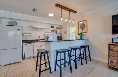 Holmes Beach House | Pet-Friendly - Rum Dog by SeaBreeze Vacation