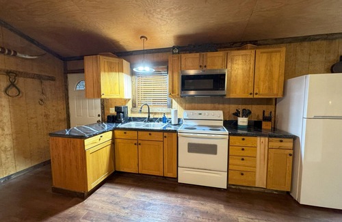 Nelsonville Cabin | Pet Friendly Rustic Cabin near Hocking Hills in Nelsonville Ohio Unique Stay