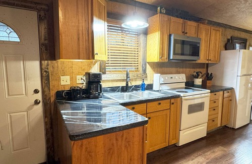 Nelsonville Cabin | Pet Friendly Rustic Cabin near Hocking Hills in Nelsonville Ohio Unique Stay