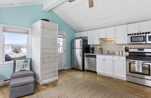 Salisbury Beach Apartment | PET FRIENDLY-Salisbury Surf Shack -Steps to the Beach!