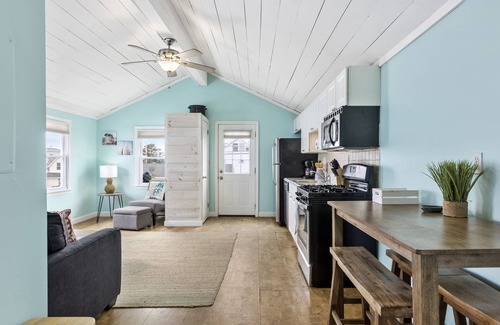 Salisbury Beach Apartment | PET FRIENDLY-Salisbury Surf Shack -Steps to the Beach!