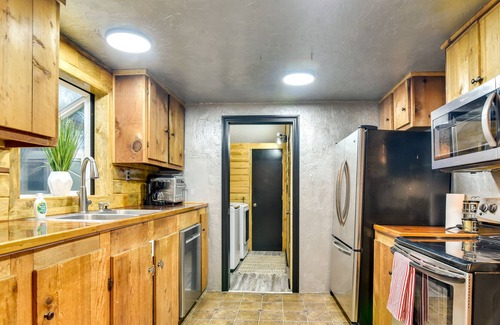 Sandy Cabin | Pet-Friendly Sandy Cabin w/ Spacious Fire Pit!