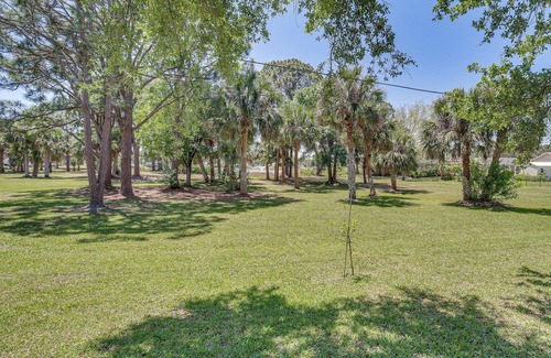 Sebastian Highlands Cottage | Pet-friendly Sebastian Home: w/Porch + Lake View!