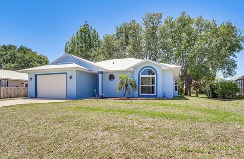 Sebastian Highlands Cottage | Pet-friendly Sebastian Home: w/Porch + Lake View!