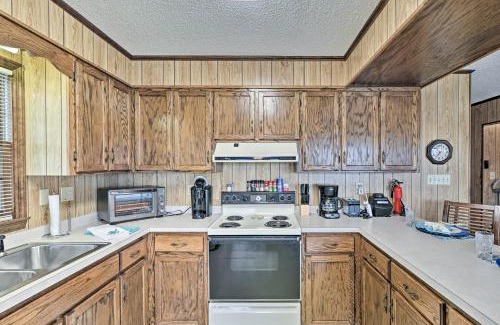 Holden Beach House | Pet-Friendly Second Row House Steps to Beach!
