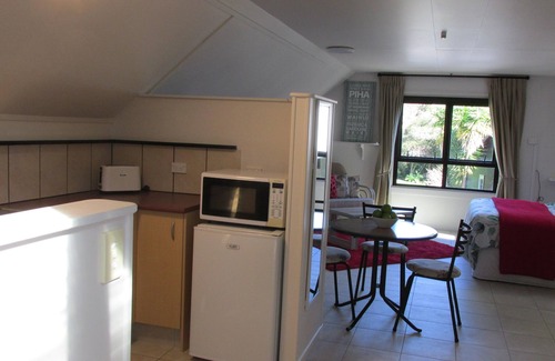 Haruru Apartment | Pet friendly, self-contained loft with private deck & small garden