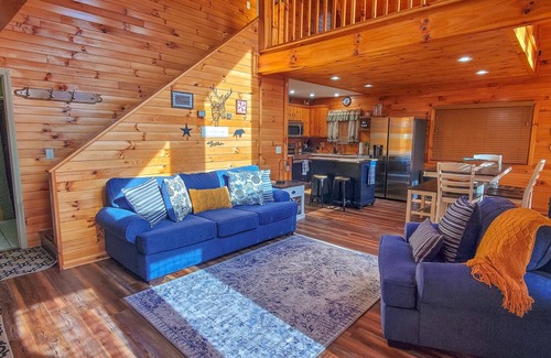 Grassy Creek Cabin | Pet-Friendly Sept Retreat - Bring the Whole Family to Dream Mountain Delight!