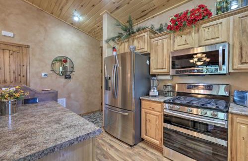 Torreon House | Pet-Friendly Show Low Townhome with Deck and Grill!