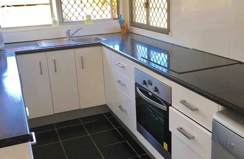 Bundaberg East House | Pet friendly Sleeps 10 Free Wifi & Netflix Air Con Minutes to Town close to park