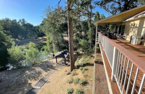 Oakhurst House | Pet Friendly/Sleeps 2/Creek/Creekside Suite