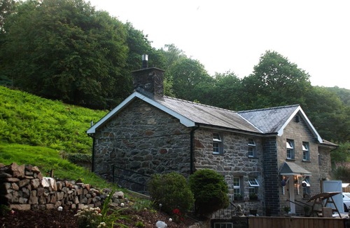 Maentwrog Cottage | Pet-Friendly Snowdonia Cottage Cozy Self-Catering Retreat in North Wales