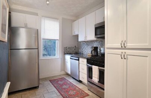 South Side Slopes House | Pet Friendly Southside 3-bedroom house with WiFi & AC Near Downtown