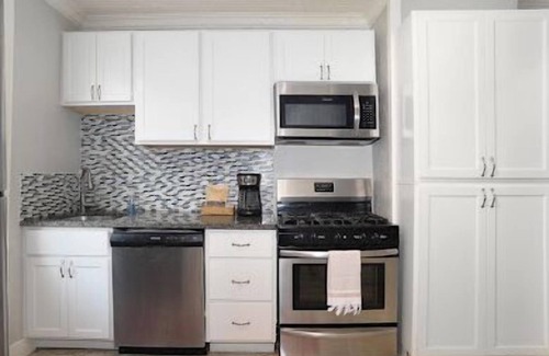 South Side Slopes House | Pet Friendly Southside 3-bedroom house with WiFi & AC Near Downtown