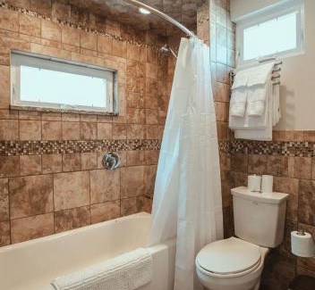 South Side Slopes Apartment | Pet-Friendly Southside Getaway - Sleeps 12