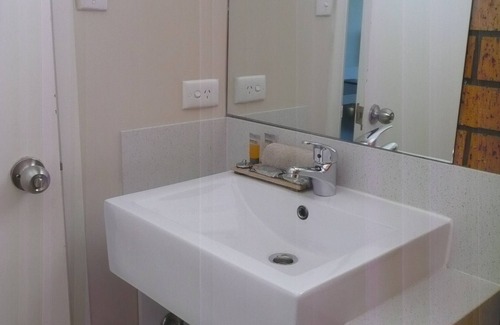 Woolgoolga Hotel | PET Friendly Standard Queen Bed room with Mineral Pool