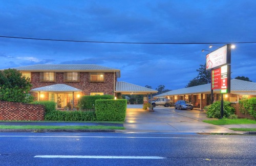 Woolgoolga Hotel | PET Friendly Standard Queen Bed room with Mineral Pool