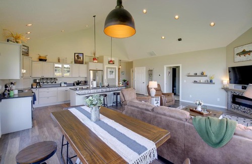 Stevensville House | Pet-Friendly Stevensville Home with Mountain Views!
