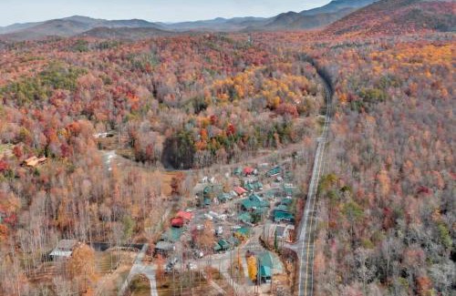 Gatlinburg - Pigeon Forge Resort | Pet Friendly Studio Cabin in Gatlinburg