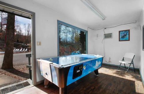 Gatlinburg - Pigeon Forge Resort | Pet Friendly Studio Cabin in Gatlinburg