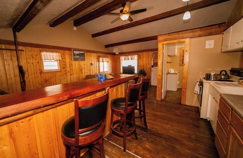 Dubois Cabin | Pet-Friendly Studio Cabin with River Access, Mountain Views & Hot Tub!