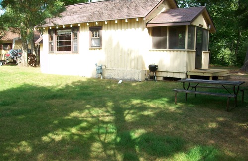 St Germain Cabin | Pet-Friendly Studio With Fireplace And Air-Conditioning