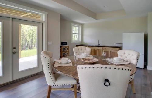 Talking Rock Apartment | Pet friendly, stunning mountaintop home nestled in the Blue Ridge Mountains.