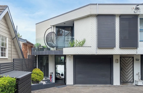Balmain East House | Pet-Friendly Sydney Stay! Harbour Views and Easy City Access by Ferry!