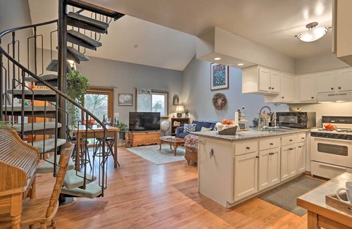 Vernon House | Pet-Friendly Townhome w/Community Hot Tub!