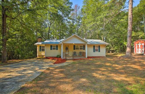 Toccoa House | Pet-Friendly Toccoa Home with Deck and Lake Access!
