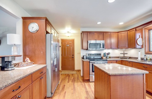 Tomahawk House | Pet-Friendly Tomahawk Home: Deck & Private Hot Tub