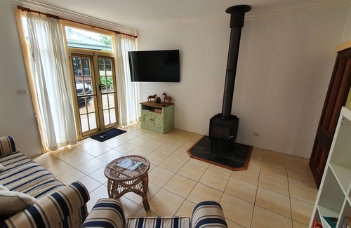 Lillian Rock Cottage | Pet friendly Toorallie Farm Cottage entire building