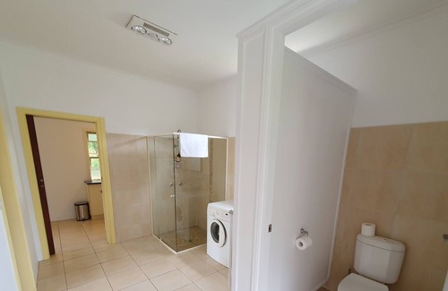 Lillian Rock Cottage | Pet friendly Toorallie Farm Cottage entire building