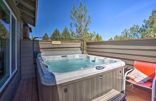 Redmond House | Pet-Friendly Townhome with Hot Tub in Redmond!
