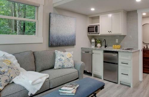 Groveoak House | Pet-Friendly Tree House Great for a Relaxing Escape in Alabama