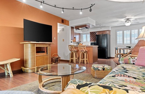 South Scottsdale Condo | Pet-friendly tropical old town Scottsdale home with community pool, and patio!