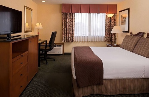 Tri-Cities Hotel | Pet-friendly Unit Close to Splash Down Cove Water Park! w/Onsite Pool, Parking!