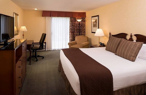 Tri-Cities Hotel | Pet-friendly Unit Close to Splash Down Cove Water Park! w/Onsite Pool, Parking!