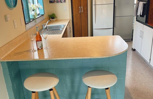Richmond House | Pet Friendly Urban Bach. Central Townhouse, 5 mins walk to shops & restaurants.