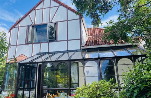 Richmond House | Pet Friendly Urban Bach. Central Townhouse, 5 mins walk to shops & restaurants.