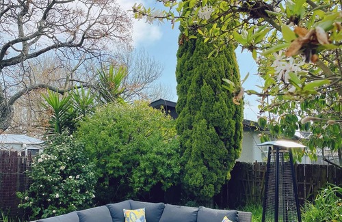 Richmond House | Pet Friendly Urban Bach. Central Townhouse, 5 mins walk to shops & restaurants.