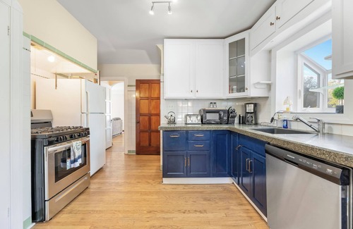 Cleveland Heights House | Pet-friendly Spacious 3BR house with WiFi, AC in welcoming Cleveland Heights, OH