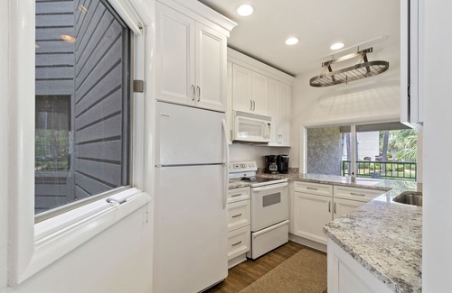 Shelter Cove Condo | Pet Friendly, Pool Views - Bike to the Beach!