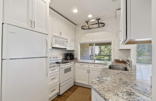 Shelter Cove Condo | Pet Friendly, Pool Views - Bike to the Beach!